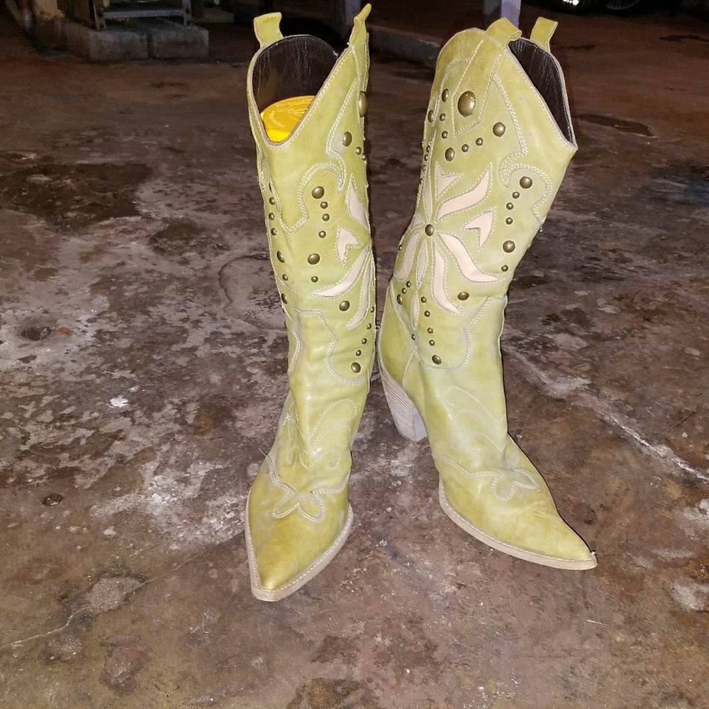 Boots - Picture 4 of 7